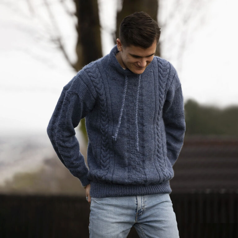 Materialkit: 2502-03 ”Hamn” – tröja med flätor & struktur i Viking Wool