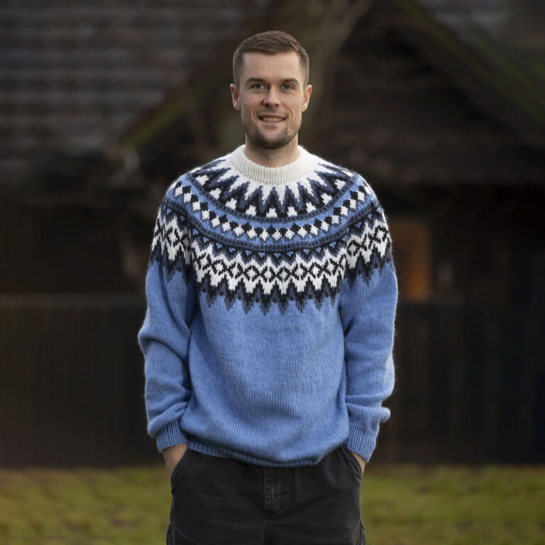 Materialkit: 2502-13 ”Blåtopp” – Unisex-tröja med runt ok i Viking Wool