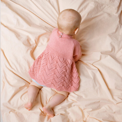 Stickmönster - En vacker klänning med strumpor till baby / barn i hålmönster / spetsstickning. Babygarn 100% merinoull från Rauma Garn.