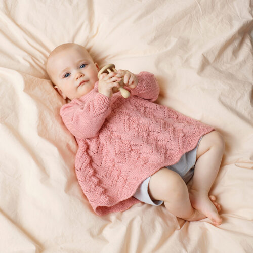 Stickmönster - En vacker klänning med strumpor till baby / barn i hålmönster / spetsstickning. Babygarn 100% merinoull från Rauma Garn.
