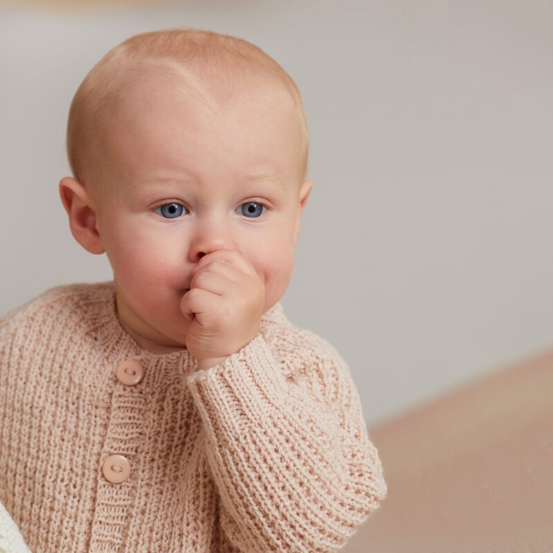 Stickmönster 434-1 Nicole dräkt till baby - Garn Babyull från Rauma Garn