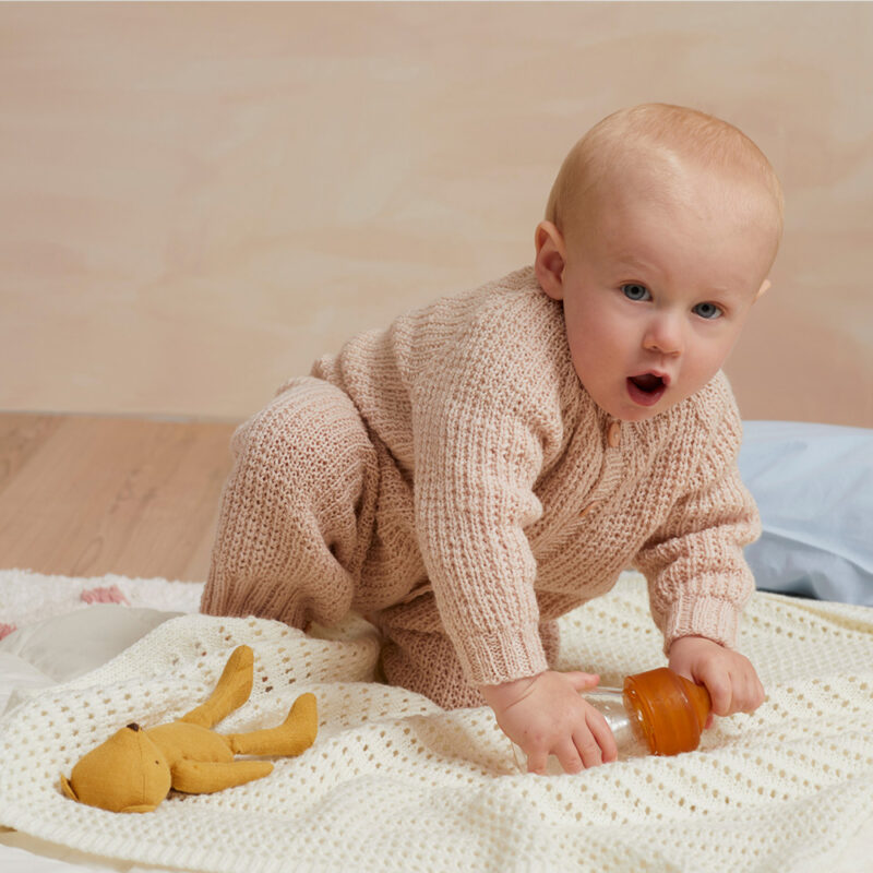 Stickmönster 434-1 Nicole dräkt till baby - Garn Babyull från Rauma Garn