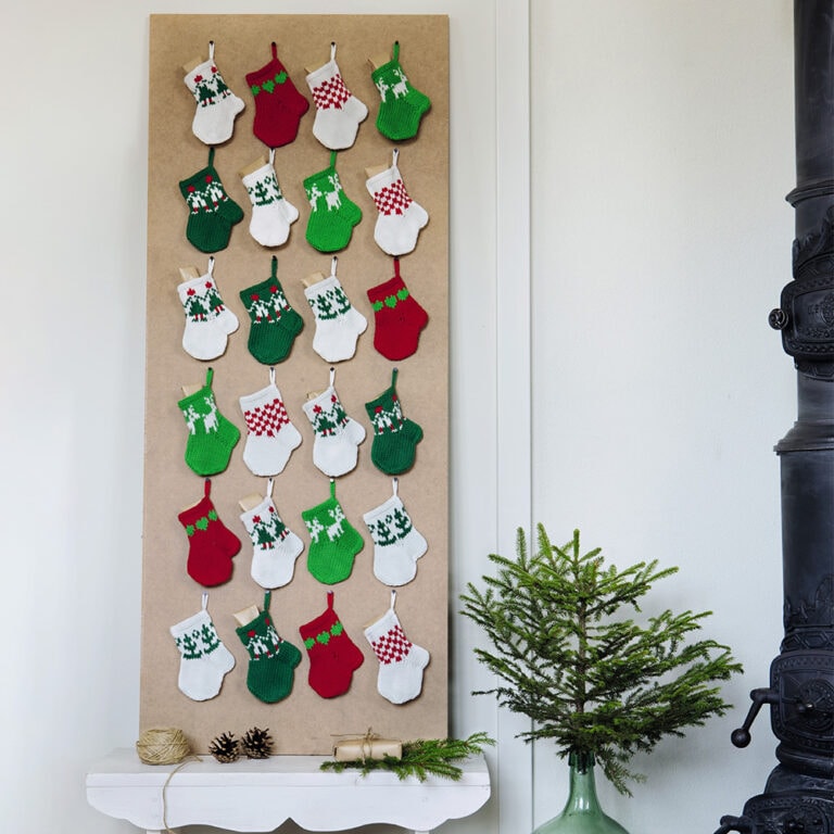 156-4 Stickad adventskalender - Sockar i 3-tråds strikkegarn