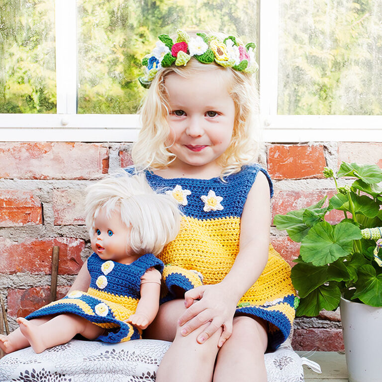 Virkmönster - Midsommarklänning till docka och flicka. Virkad midsommarkrans med fina blommor. Virkad i Soft Cotton