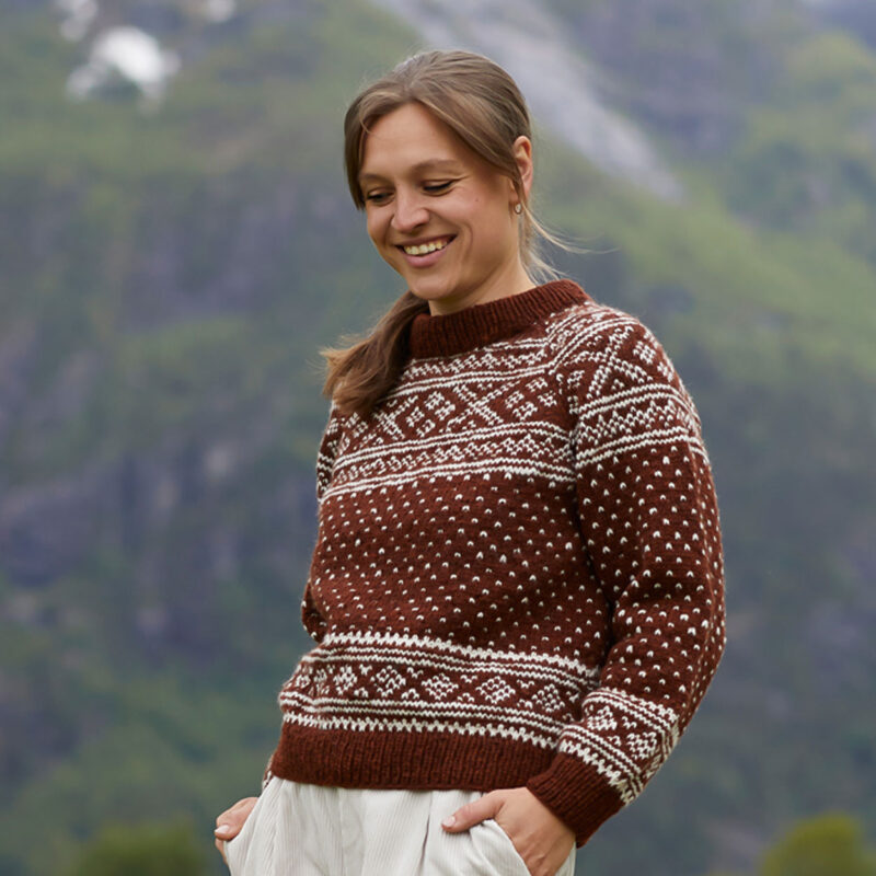 433-8 Setesdaltröja för Damer - Materialkit i Fivel - Stickas uppifrån
