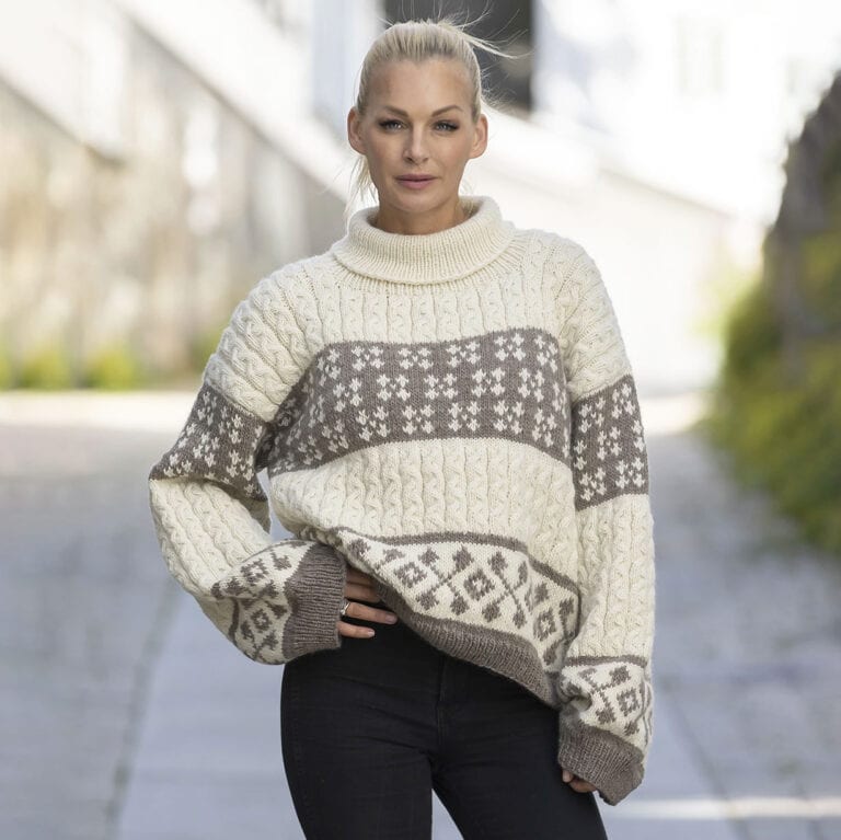 2331-3 Jinny - En tröja med mönster- och flätstickning