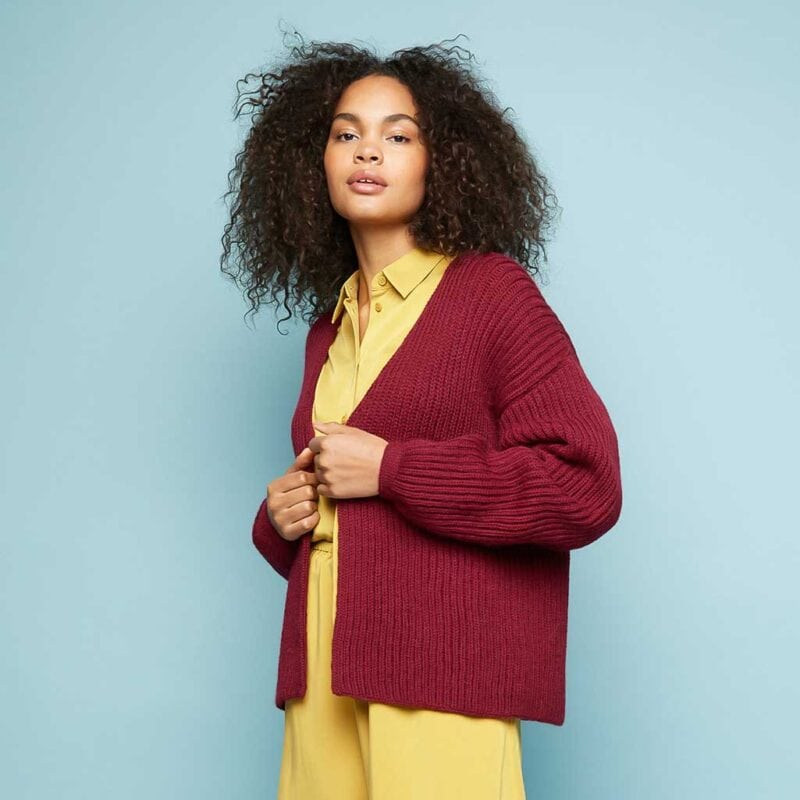 369-6 Billiejakke / kofta i patentstickning med V-ringning