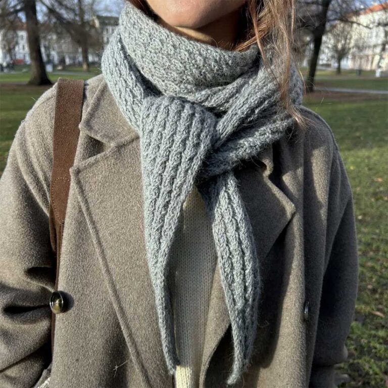 491 Fie fletteskjerf – Flätstickad halsduk i Mitu