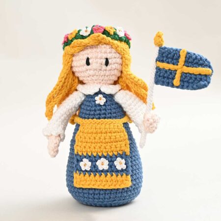 ND-013 Sverigeflicka med flagga, Virkad amigurumidocka