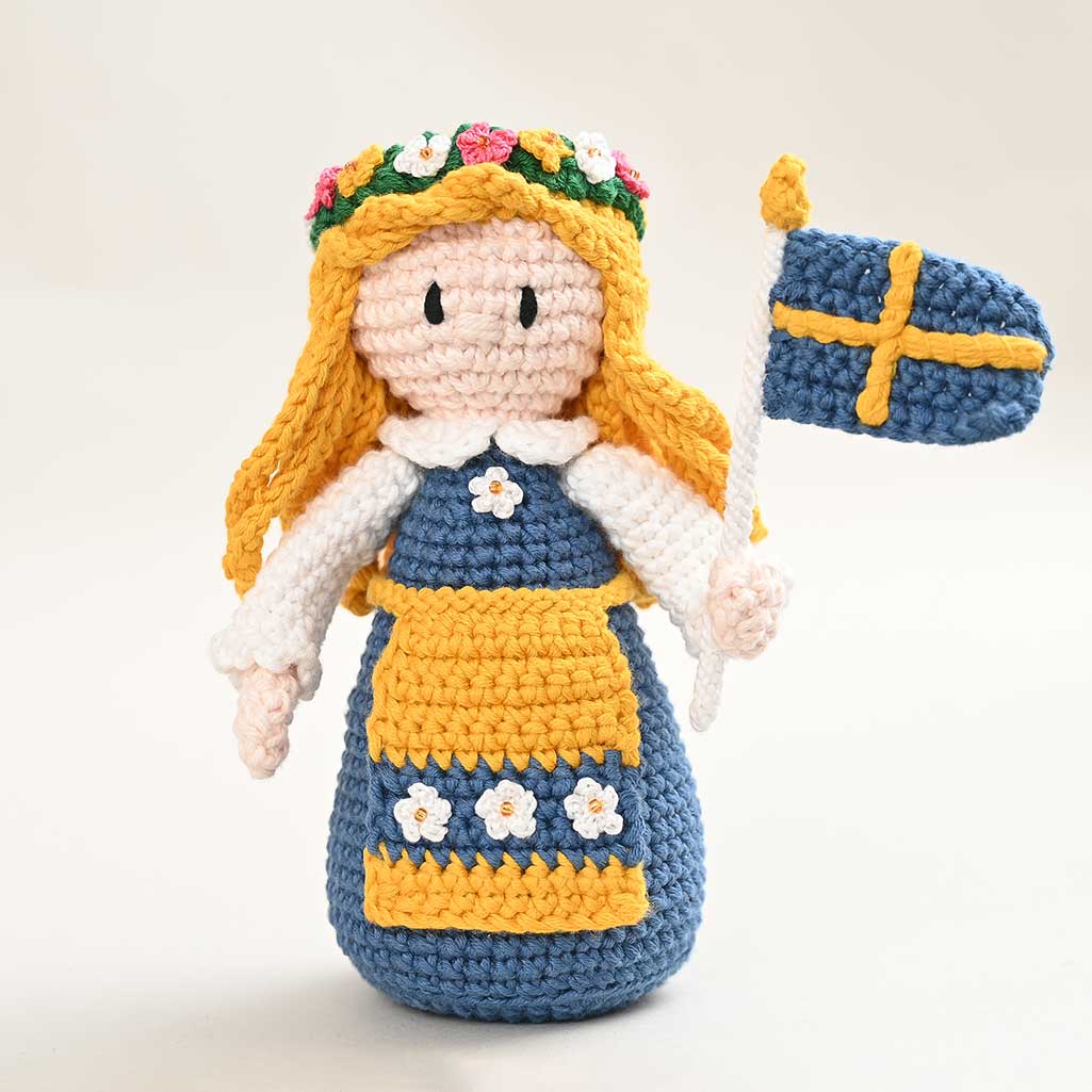 ND-013 Sverigeflicka med flagga, Virkad amigurumidocka