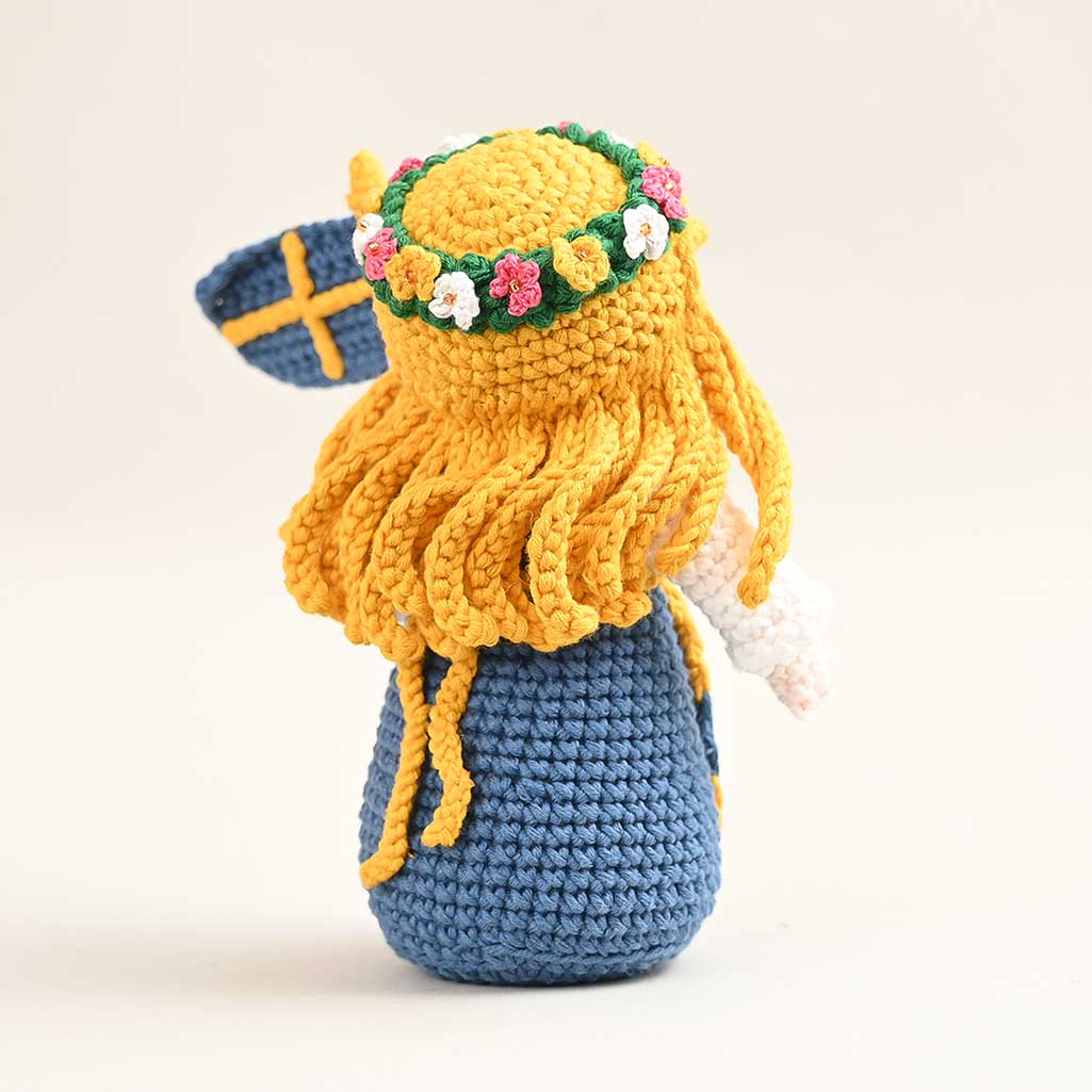 ND-013 Sverigeflicka med flagga, Virkad amigurumidocka - Bild 3