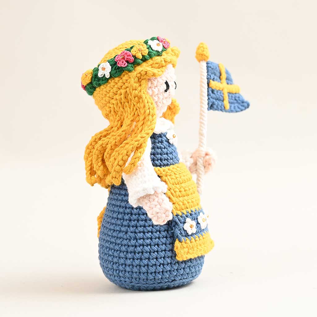 ND-013 Sverigeflicka med flagga, Virkad amigurumidocka - Bild 2