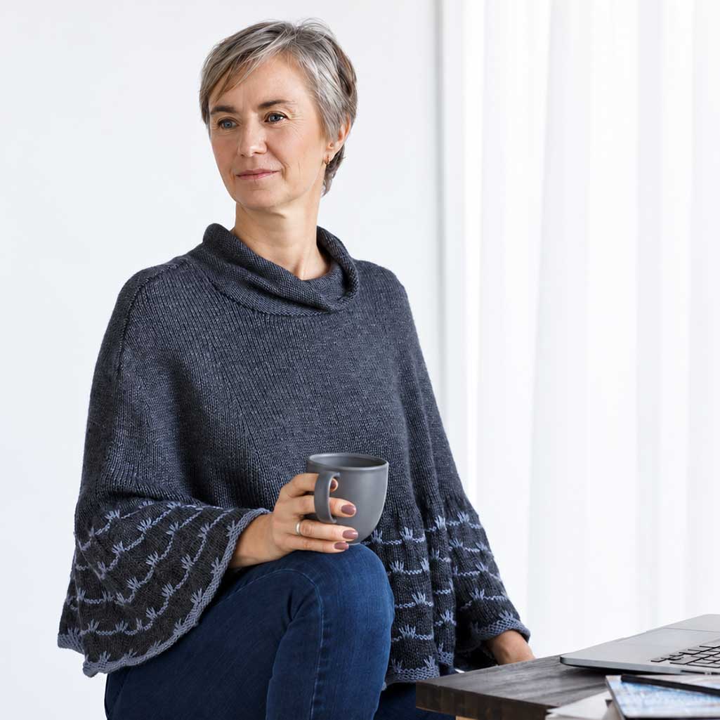 791680 Poncho med vågor från ONIONKnit